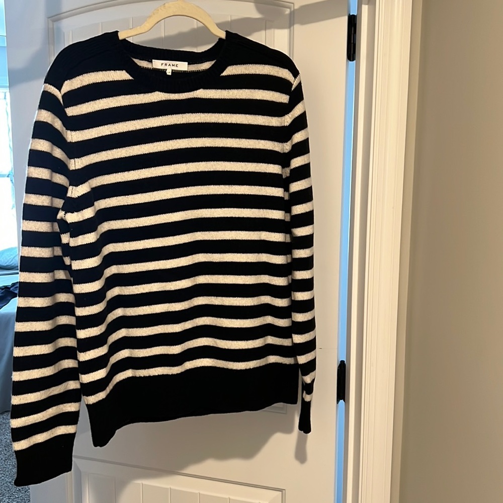 Frame sweater size Large black and white